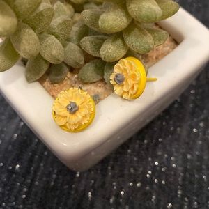 5/$15 💐🆕Yellow Flower 12mm Handcrafted Resin Earrings